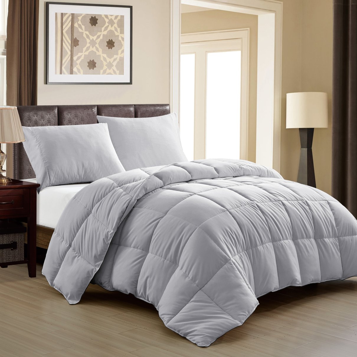 Edredom King Toque de Plumas Plumage Cinza Inox sobre a cama