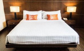 cama king em quarto de hotel