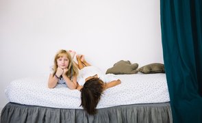 criancas brincando em cima da cama