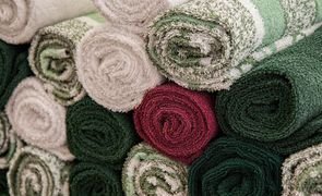 toalhas enroladas em rolos