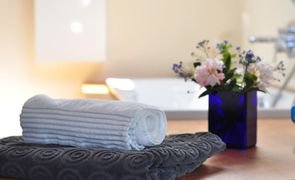 toalhas dobradas em cima de mesa