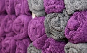 toalhas roxas e cinzas enroladas em pilha