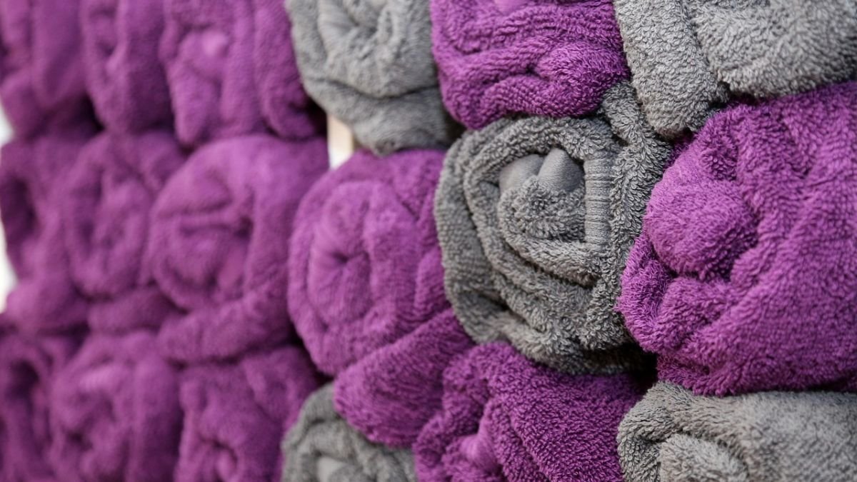 toalhas roxas e cinzas enroladas em pilha