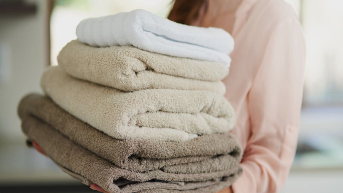 mulher segurando toalha