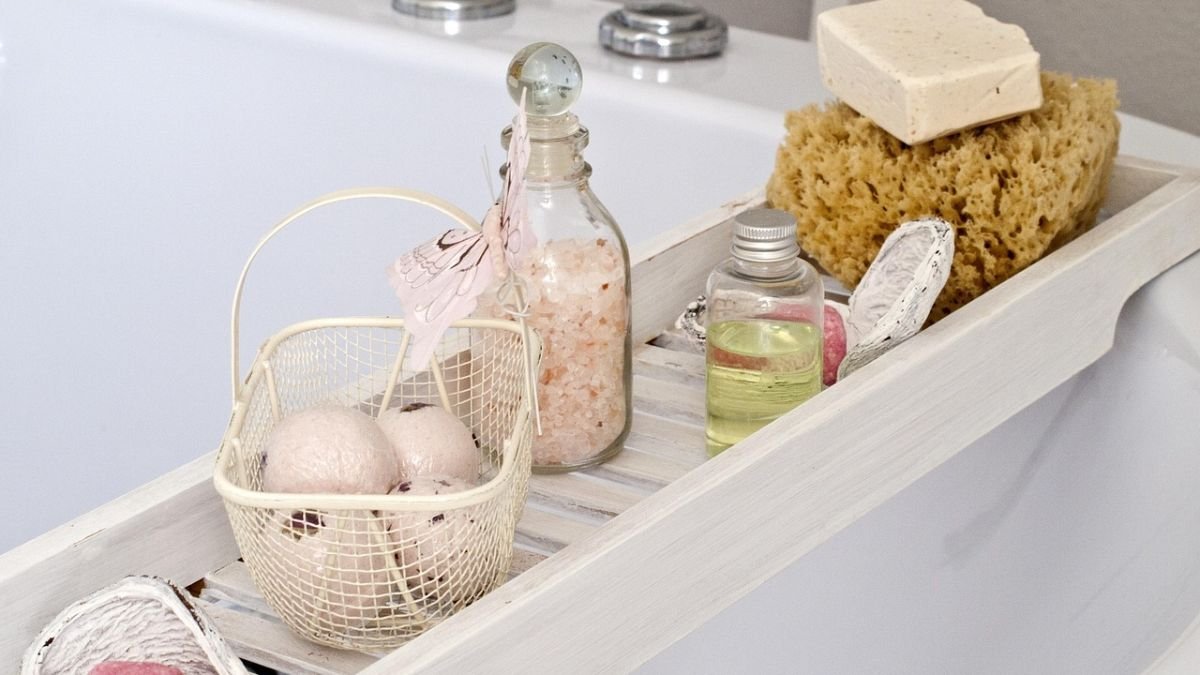 sais de banho ao lado de banheira