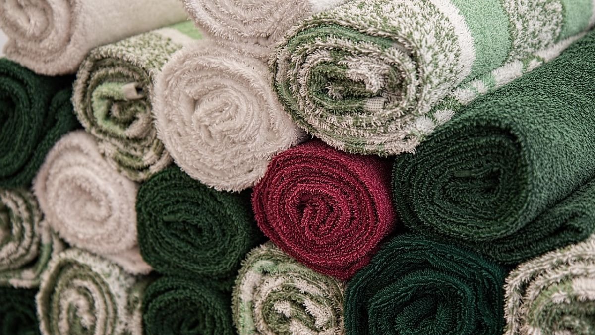 pilha de toalhas enroladas