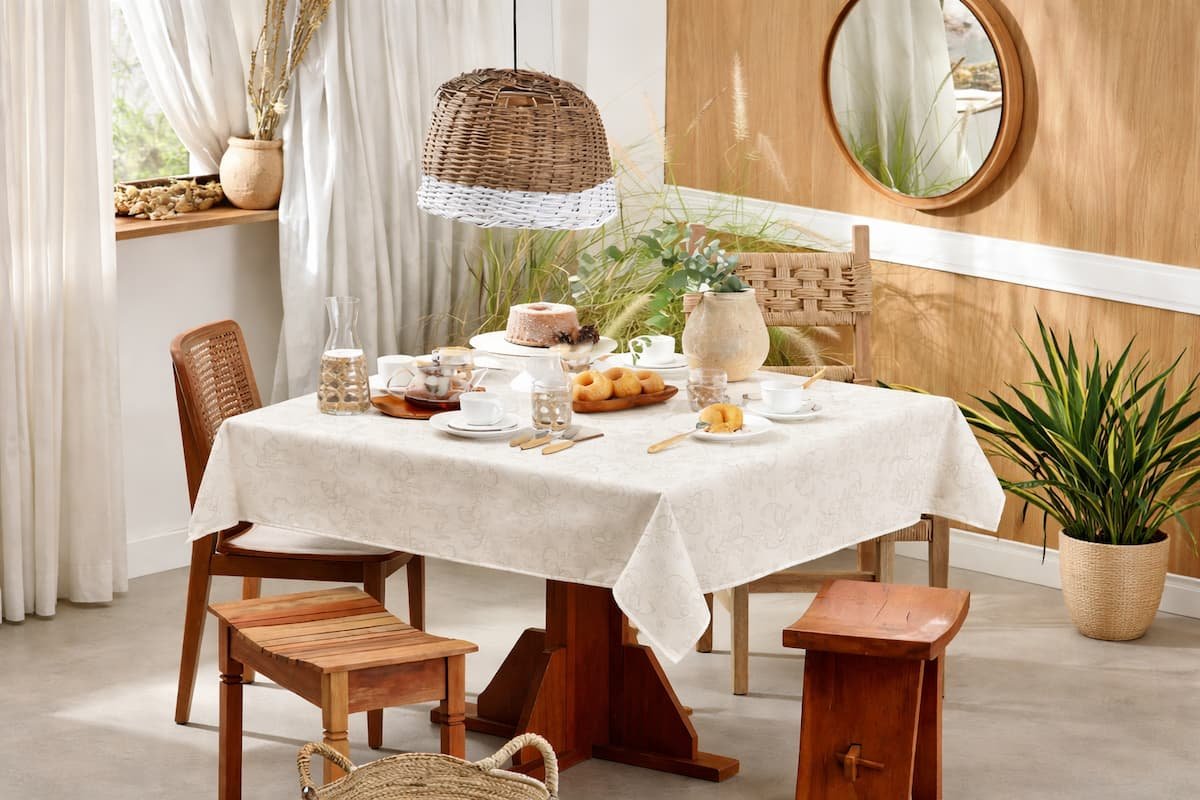 mesa posta em ambiente aconchegante