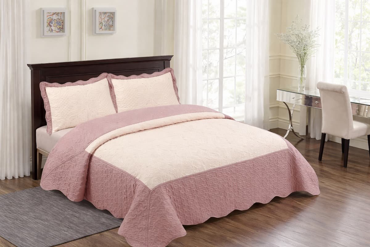 quarto elegante com cama posta